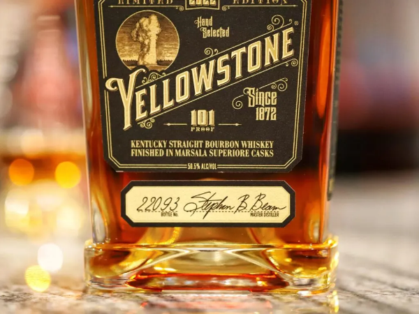 Picture of Yellowstone Limited Edition 2022 Kentucky Straight Bourbon Whiskey 750ml
